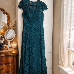 Eliza J Scalloped-Edge Lace Gown Dress PEACOCK EMERALD